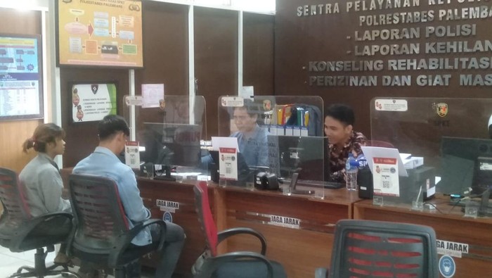 Korban saat membuat laporan di ruang SPKT Polrestabes Palembang