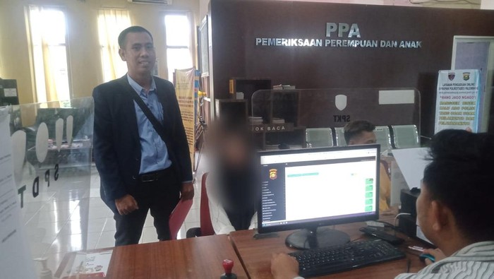 Korban yang di dampingi kuasa hukum nya saat membuat laporan di Polrestabes Palembang