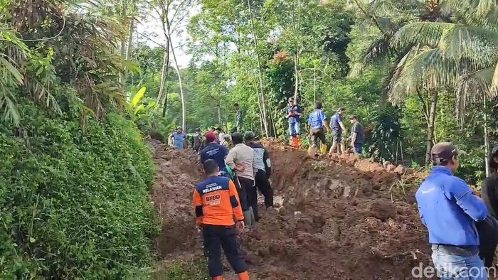 Longsor di Tasikmalaya.
