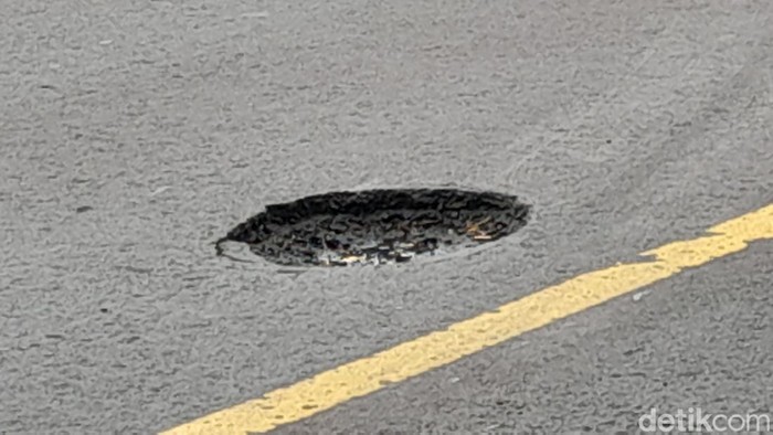 Lubang di Jalan Nasional Bandung - Cirebon yang bahayakan pemotor.