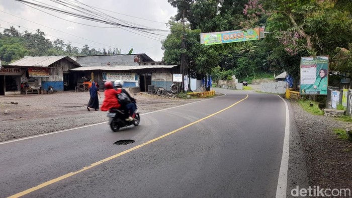 Lubang di Jalan Nasional Bandung - Cirebon yang bahayakan pemotor.