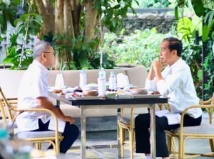 Tentang Kertas yang Dipegang Jokowi Saat Ngobrol 4 Mata dengan Zulhas