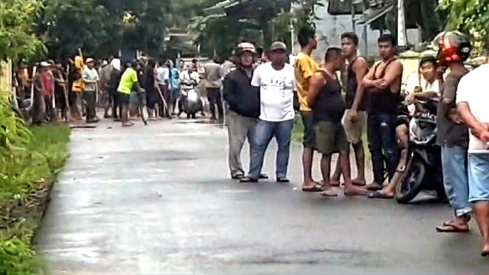 Massa yang berkumpul saat Samson akan diamankan polisi.