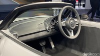 Pabrikan asal Jepang ini pun, menggunakan model bodi roadster yang sangat ikonik dan memungkinkan pengunjung untuk melihat interiornya secara leluasa. Foto: Muhammad Hafizh Gemilang