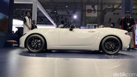 Mazda menggebrak pameran Japan Mobility Show 2023 lalu dengan menghadirkan beberapa mobil ikonik mereka. Salah satu yang paling menarik perhatian adalah Mini MX-5 yang didesain untuk anak kecil. Foto: Muhammad Hafizh Gemilang