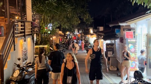 Menikmati suasana malam di Jalan Goutama, Ubud, Bali.