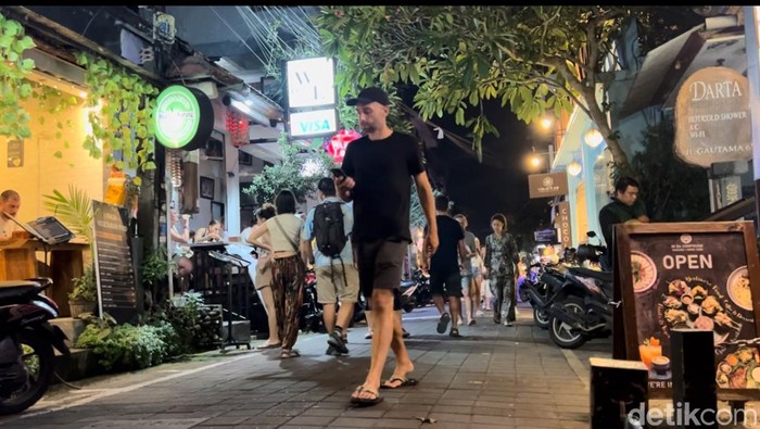 Menikmati suasana malam di Jalan Goutama, Ubud, Bali.