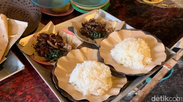 Menu andalan Warung Kak Agus, lele krispi lengkap dengan nasi, sayur, dan sambal matah.