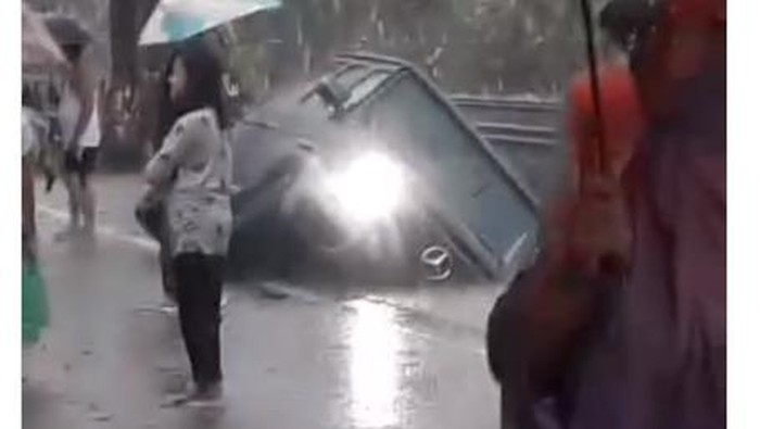 Mercy G-Class dievakuasi dari saluran air di Jaksel (dok. Instagram Damkar Jaksel)