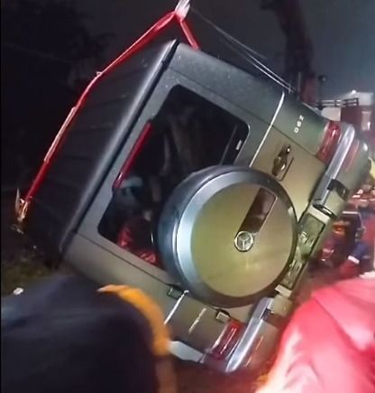 Mercy G-Class dievakuasi dari saluran air di Jaksel (dok. Instagram Damkar Jaksel)
