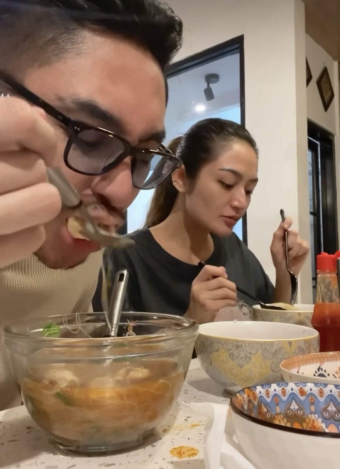 Mesranya Krisjiana Baharudin dan Siti Badriah Saat Makan Bakso dan Ayam Goreng