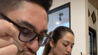 Terlepas dari video yang beredar, Krisjiana selalu mengunggah momen manis dan romantis bersama sang istri. Seperti momen keduanya makan bakso saat hujan. Foto: Instagram @krisjianabah