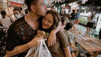 Krisjiana dan Siti Badriah juga suka kulineran saat liburan. Mereka memilih untuk mampir ke pasar malam Jodd Fair yang ada di Thailand untuk jajan makanan. Foto: Instagram @krisjianabah