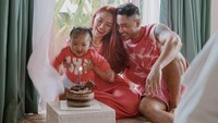 Bersama sang putri, keduanya merayakan ulang tahun dengan sederhana ditemani cake cokelat yang manis. Foto: Instagram @krisjianabah
