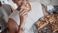 Terkenal sebagai model dan bintang iklan, Krisjiana tampak tampan saat tengah menikmati pizza yang disukainya. Foto: Instagram @krisjianabah