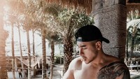 Liburan ke Bali, Krisjiana memesan jus buah segar dan camilan saat bersantai di salah satu beach club. Foto: Instagram @krisjianabah