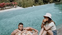 Menikmati sarapan sambil berenang, begini keseruan Krisjiana dan Siti Badriah saat liburan di Bali. Foto: Instagram @krisjianabah