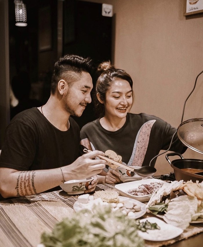 Mesranya Krisjiana Baharudin dan Siti Badriah Saat Makan Bakso dan Ayam Goreng