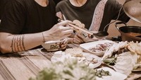 Terakhir ini momen manis Krisjana dan sang istri saat menikmati hidangan hotpot bersama. Ada daging, mie hingga sayuran yang dipilihnya.  Foto: Instagram @krisjianabah