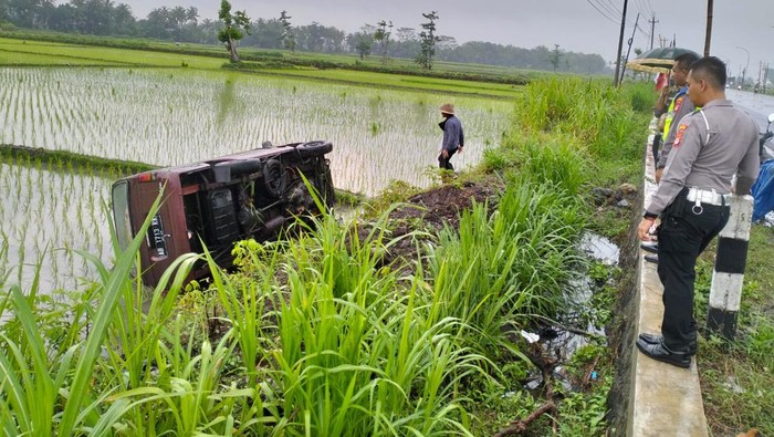 Mobil nyemplung di sawah Jalan Wates Kulon Progo, Minggu (7/1/2024)