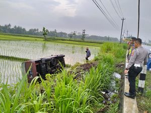 Mobil Nyemplung Sawah di Wates gegara Pandangan Sopir Terganggu Hujan