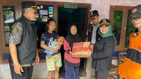 Kustini juga mengapresiasi kegiatan sosial gotong royong yang dilakukan masyarakat saat ada rumah warga yang terkena bencana. Sehingga, saat rumah yang rusak segera diperbaiki bersama dan tetap bisa ditinggali.