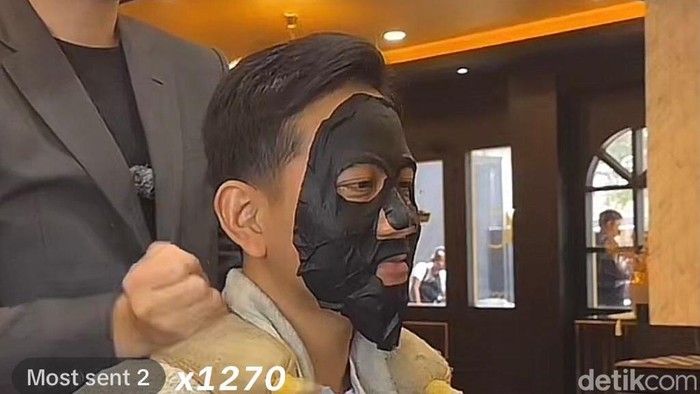 Momen Gibran Rakabuming live TikTok sedang maskeran di barbershop. (Tangkapan layar live TikTok Gibran)