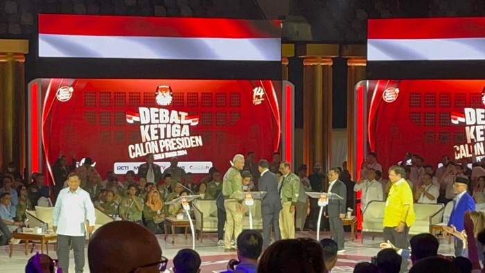 Momen salaman paslon usai debat ketiga Pilpres 2024