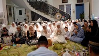 Selain berdoa, para peserta juga membaca surat yasin bersama. Untuk menjaga prinsip keseimbangan spiritualitas antara usaha dan doa.