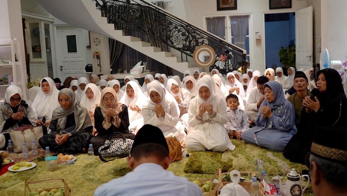 Relawan Pendukung Paslon Nomor 2, Prabowo-Gibran menggelar acara ‘Munajat untuk Kelanjutan Pembangunan Bangsa’ di Sleman, Yogyakarta. Begini potretnya.