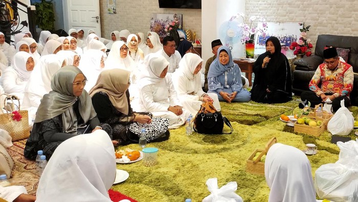 Munajat untuk Kelanjutan Pembangunan Bangsa Relawan Pendukung Paslon Nomor 2, Prabowo-Gibran menggelar acara βMunajat untuk Kelanjutan Pembangunan Bangsaβ di Sleman, Yogyakarta. Begini potretnya.