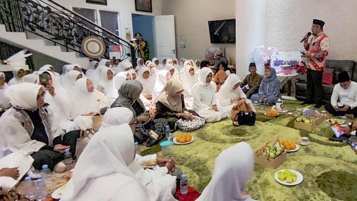 Relawan Pendukung Paslon Nomor 2, Prabowo-Gibran menggelar acara ‘Munajat untuk Kelanjutan Pembangunan Bangsa’ di Sleman, Yogyakarta. Begini potretnya.