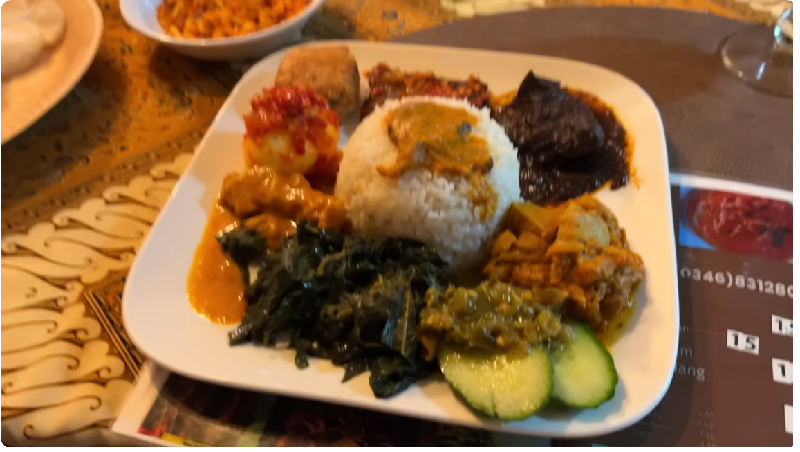 Warung Anisah, sebuah restoran Indonesia di Belanda yang menawarkan menu nasi Padang