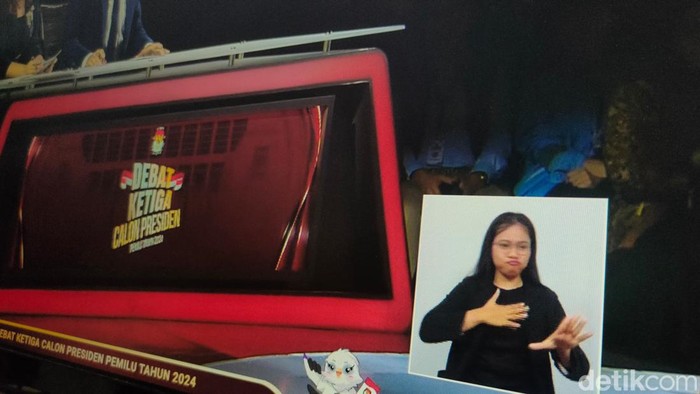 Debat capres Pilpres 2024 yang ketiga digelar malam ini, Minggu (7/1/2023), pukul 19.00 WIB. Tapi bukannya hikmat menyimak setiap gagasan para paslon, netizen malah gagal fokus ke juru bahasa isyarat (JBI).