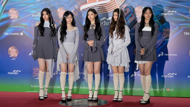 NewJeans tampil di acara penghargaan musik Korea, Golden Disk Awards, yang diadakan di Jakarta International Stadium pada Sabtu, (6/1/2024). Mereka pun memamerkan visual yang menawan. Foto: Andhika Prasetia/detikFoto