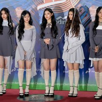 NewJeans tampil di acara penghargaan musik Korea, Golden Disk Awards, yang diadakan di Jakarta International Stadium pada Sabtu, (6/1/2024). Mereka pun memamerkan visual yang menawan. Foto: Andhika Prasetia/detikFoto