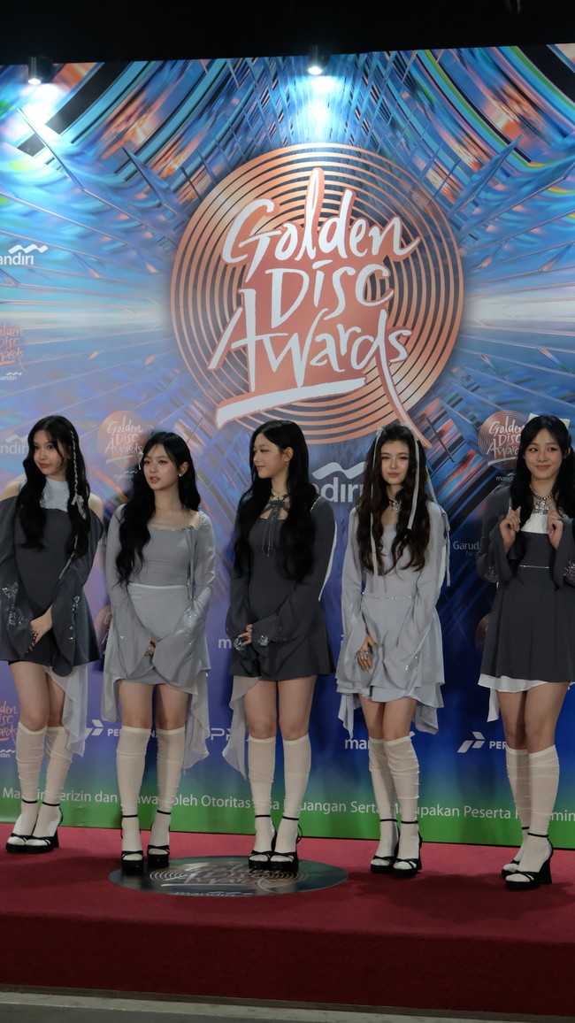 Penampilan mereka semakin dipercantik dengan detail pita yang juga sedang tren belakangan ini. Pita-pita cantik menghiasi rambut hingga sepatu para member. Foto: Andhika Prasetia/detikFoto