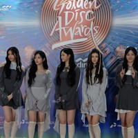 Penampilan mereka semakin dipercantik dengan detail pita yang juga sedang tren belakangan ini. Pita-pita cantik menghiasi rambut hingga sepatu para member. Foto: Andhika Prasetia/detikFoto