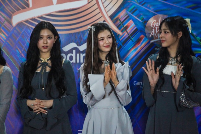 Grup di bawah asuhan label ADOR tersebut menerapkan outfit bergaya balletcore yang sedang tren. Kelimanya mengenakan dress pendek yang flowy. Foto: Andhika Prasetia/detikFoto