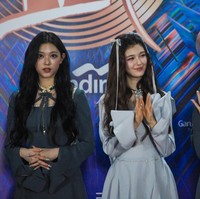 Grup di bawah asuhan label ADOR tersebut menerapkan outfit bergaya balletcore yang sedang tren. Kelimanya mengenakan dress pendek yang flowy. Foto: Andhika Prasetia/detikFoto