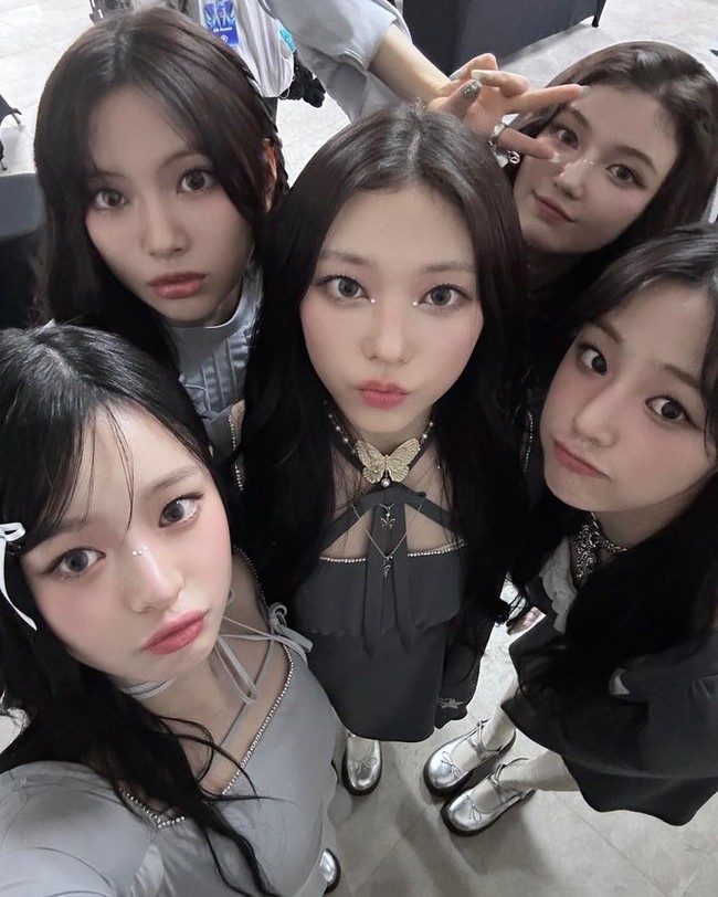 NewJeans pun menjadi salah satu grup yang mendapat banyak penghargaan di GDA Jakarta. Mereka memenangkan Daesang untuk Ditto sebagai Song of the Year juga Bonsang Best Digital Song untuk lagu yang sama. Foto: Instagram NewJeans