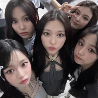 NewJeans pun menjadi salah satu grup yang mendapat banyak penghargaan di GDA Jakarta. Mereka memenangkan Daesang untuk Ditto sebagai Song of the Year juga Bonsang Best Digital Song untuk lagu yang sama. Foto: Instagram NewJeans