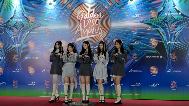 Kelima member NewJeans berpose di karpet merah. Minji, Hanni, Danielle, Hyein, dan Haerin pun kompak mengenakan busana bernuansa abu-abu. Foto: Andhika Prasetia/detikFoto