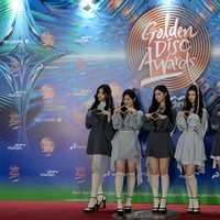 Kelima member NewJeans berpose di karpet merah. Minji, Hanni, Danielle, Hyein, dan Haerin pun kompak mengenakan busana bernuansa abu-abu. Foto: Andhika Prasetia/detikFoto