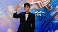 Di atas panggung GDA 2024, Parc Jae Jung membawakan lagu Lets Say Goodbye dengan aransemen yang berbeda dari biasanya.  Foto: Andhika Prasetia/ detikcom