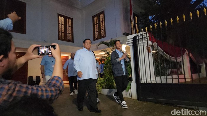 Pasangan capres-cawapres nomor urut 2 Prabowo Subianto dan Gibran Rakabuming Raka menuju lokasi debat di Istora Senayan. Keduanya kompak berkemeja biru. (Adrial/detikcom)
