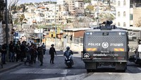 Terlihat, tangki gas air mata yang disiapkan Israel untuk mengusir jemaah. Melalui pernyataan otoritas tersebut melalui kantor berita Palestina, WAFA, Minggu (7/1/2024), pasukan Israel masih melakukan tindakan kekerasan dalam menghalangi ribuan jemaah yang hendak mengakses Masjid Al Aqsa untuk salat. (Saeed Qaq/Anadolu Agency)