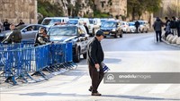Pasukan Israel hanya mengizinkan jemaah lanjut usia (lansia) yang dibolehkan memasuki kompleks Masjid Al Aqsa. Pekan ini, hanya 15 ribu jemaah yang mendapat izin masuk. (Saeed Qaq/Anadolu Agency)