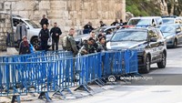 Polisi Israel memasang penghalang di pintu masuk Kota Tua Yerusalem untuk mencegah masuknya jemaah dari luar Kota Tua Yerusalem. Mereka juga menghalangi jemaah Palestina dari Tepi Barat yang hendak mengakses Masjid Al Aqsa. (Saeed Qaq/Anadolu Agency)
