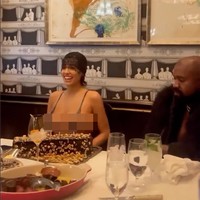 Tak hanya saat tampil di acara publik, Bianca juga sering terlihat vulgar saat menghabiskan waktu bersama orang-orang terdekat. Begini gayanya saat merayakan ulang tahun.Foto: Instagram @kanyesposts